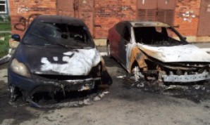 На северо-западе Челябинска ночью сгорели две иномарки